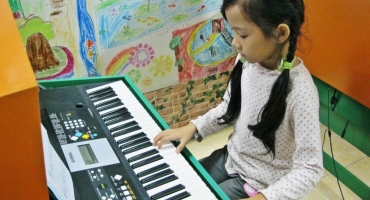Đàn organ BMT | Bé từ 6 đến 10 tuổi có nên học đàn organ không?