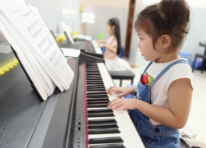 Piano Cho Bé 6–10 Tuổi – Vì Sao Đây Là Nhạc Cụ Đáng Giá Nhất Cho Bé?